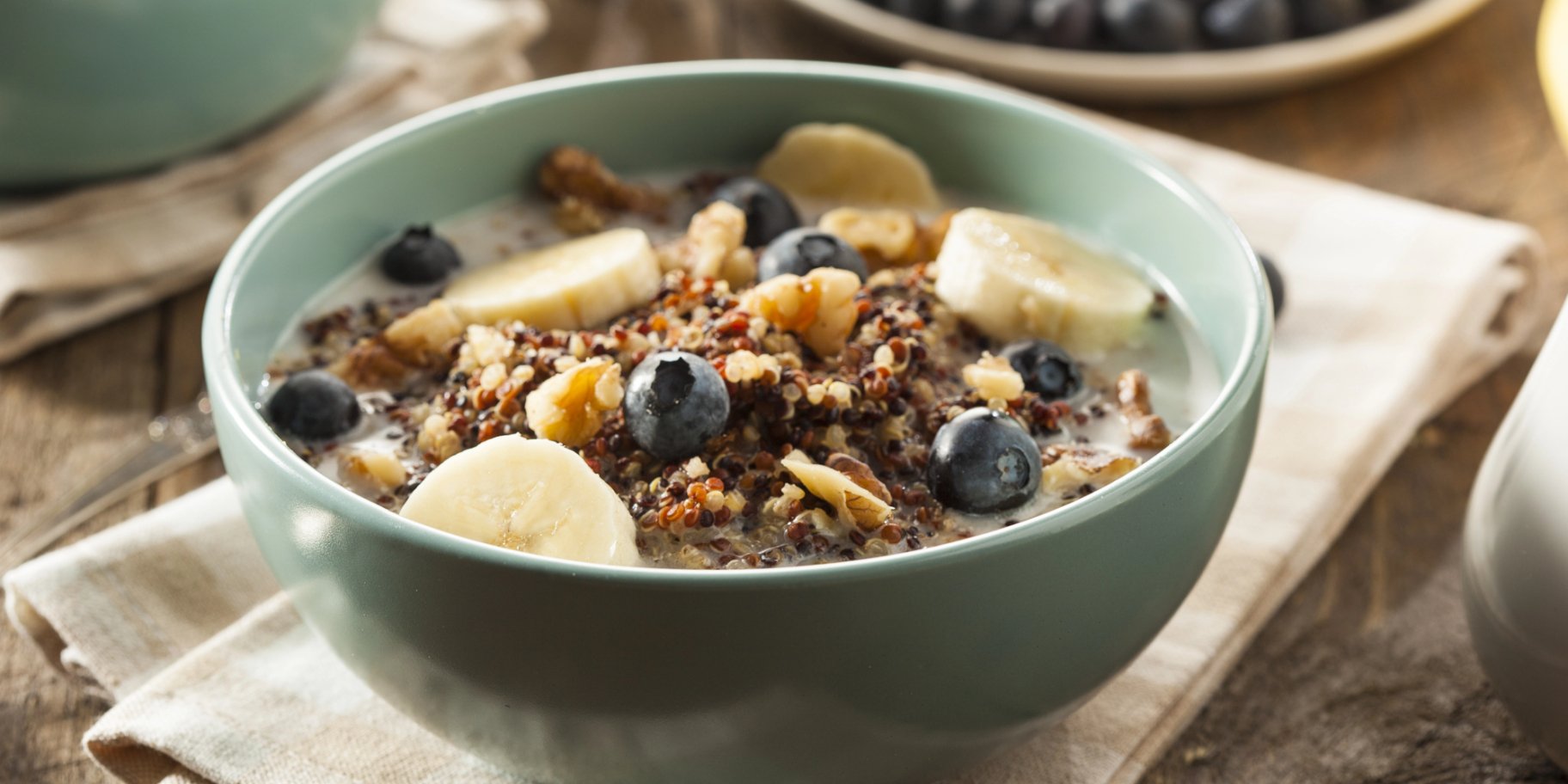 Солодка кіноа на горіховому молоці з ягодами