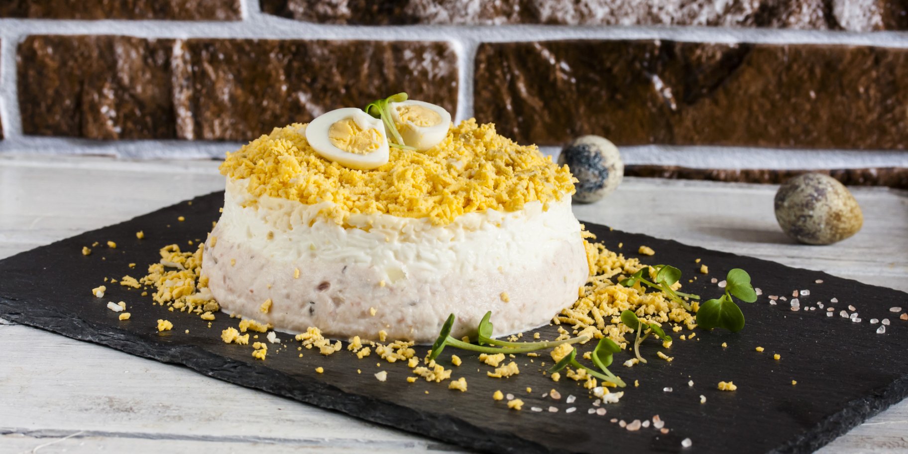 салат «Мімоза» на дошці