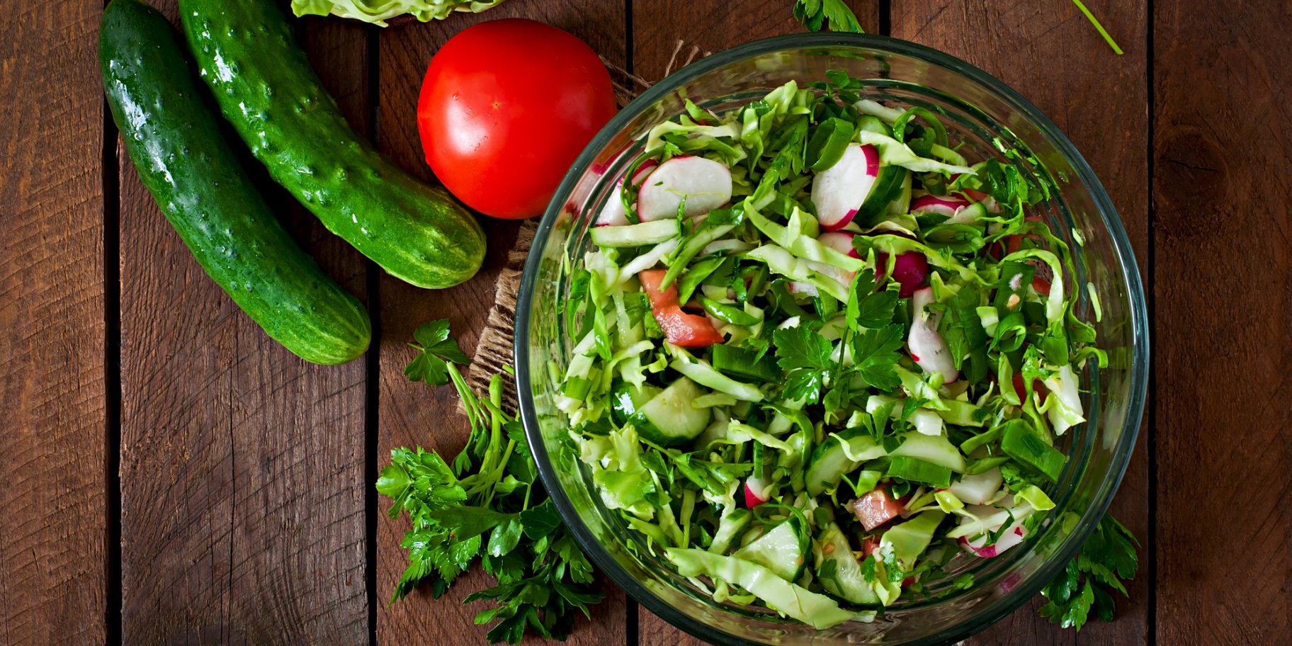 Простий весняний салат з молодої капусти й редиски