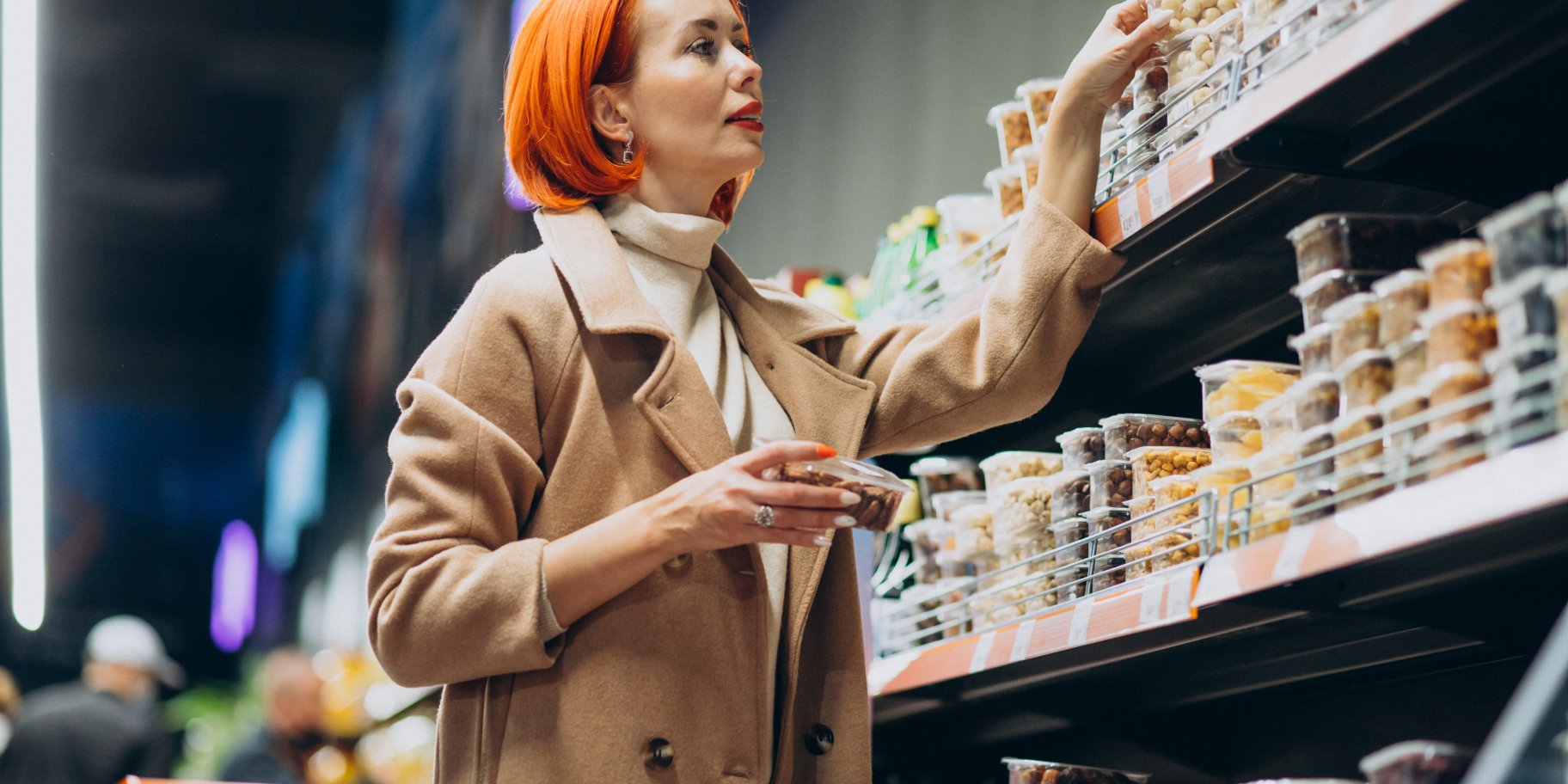 Жінка купує продукти