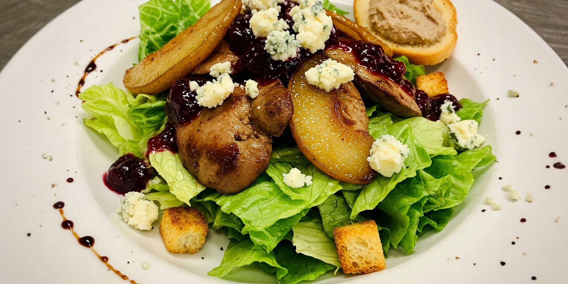 Салат із курячої печінки з карамелізованою грушею