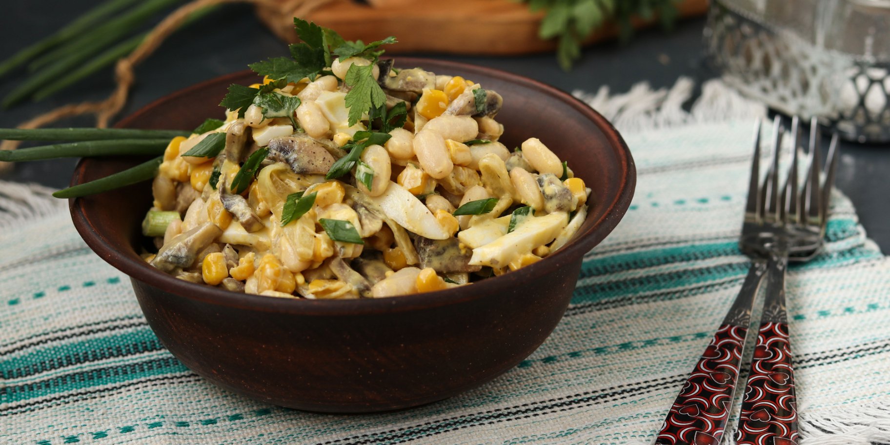 Салат з грибами, кукурудзою і квасолею