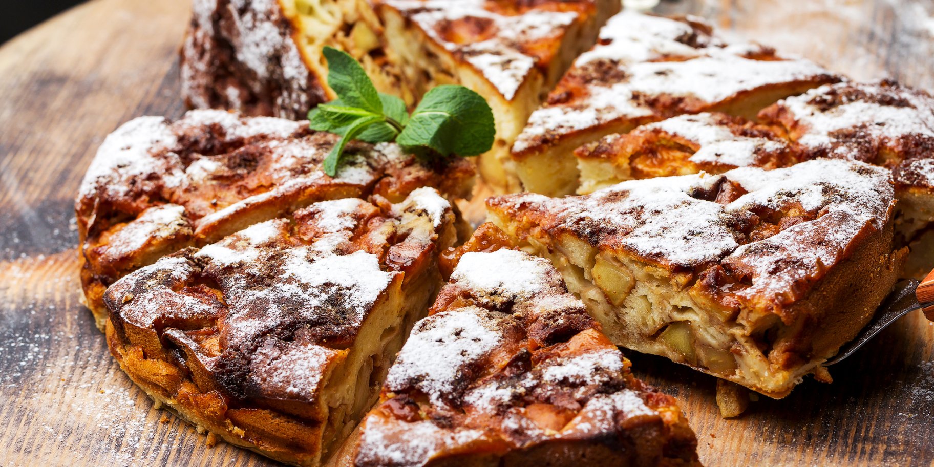 Бисквитный пирог с яблоками