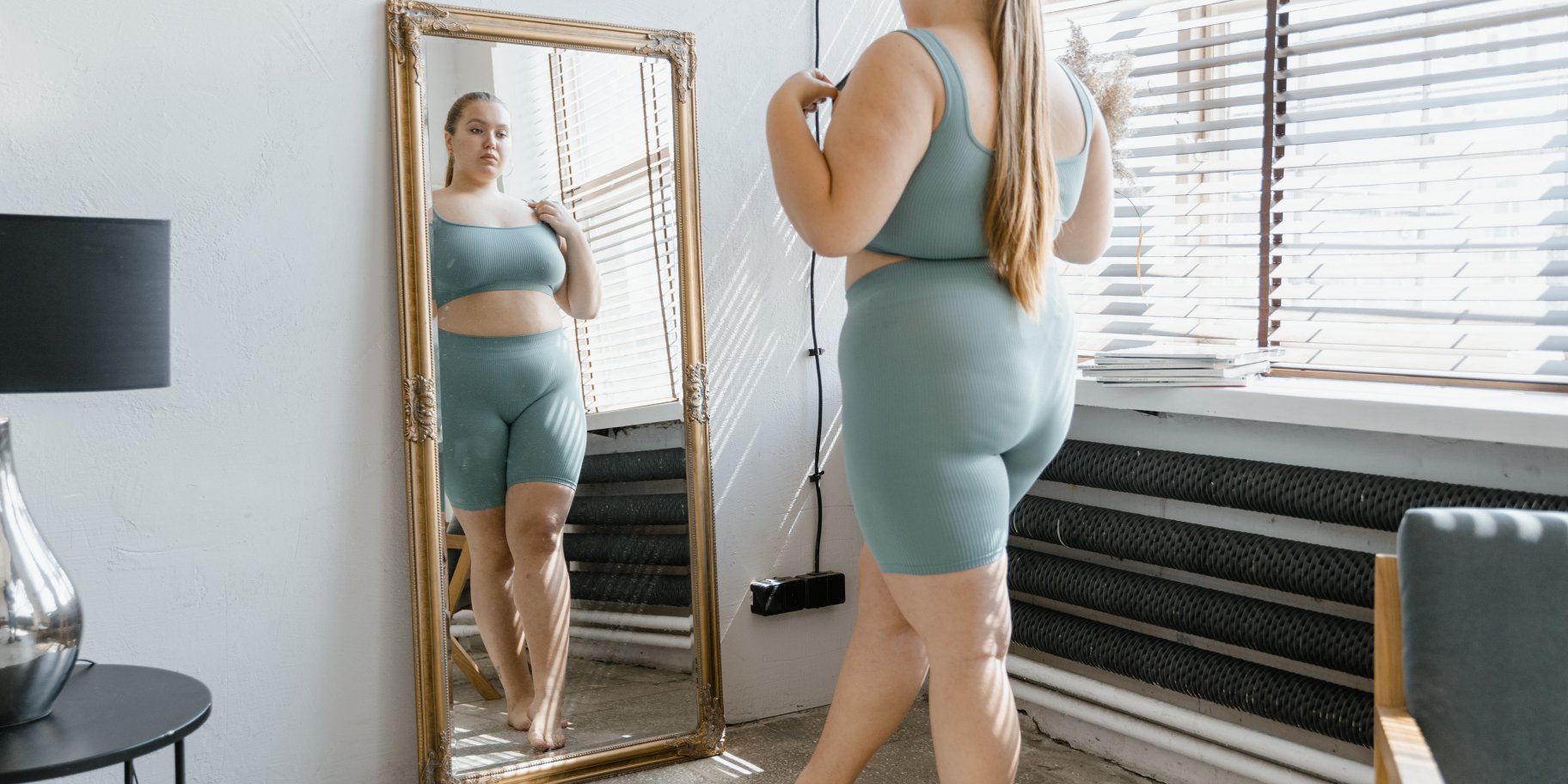 Жінка дивиться в дзеркало