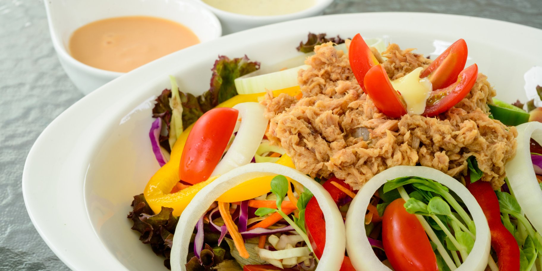 Салат с консервированным тунцем и овощами