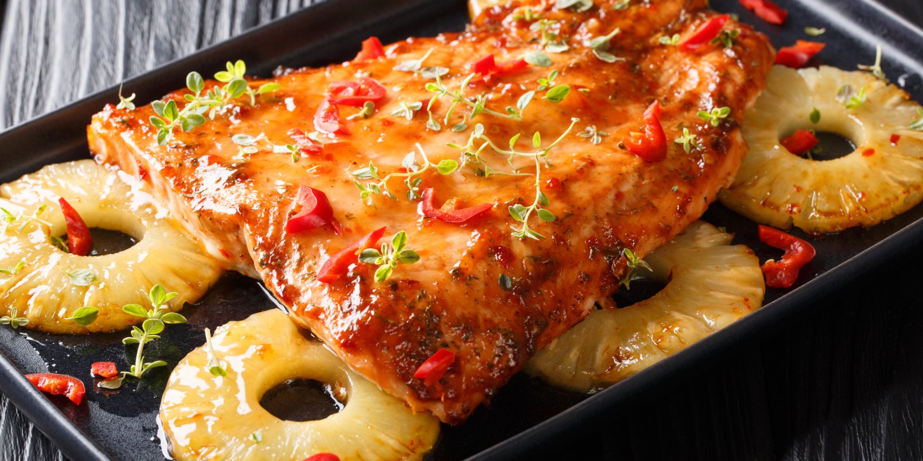 Лосось з ананасами