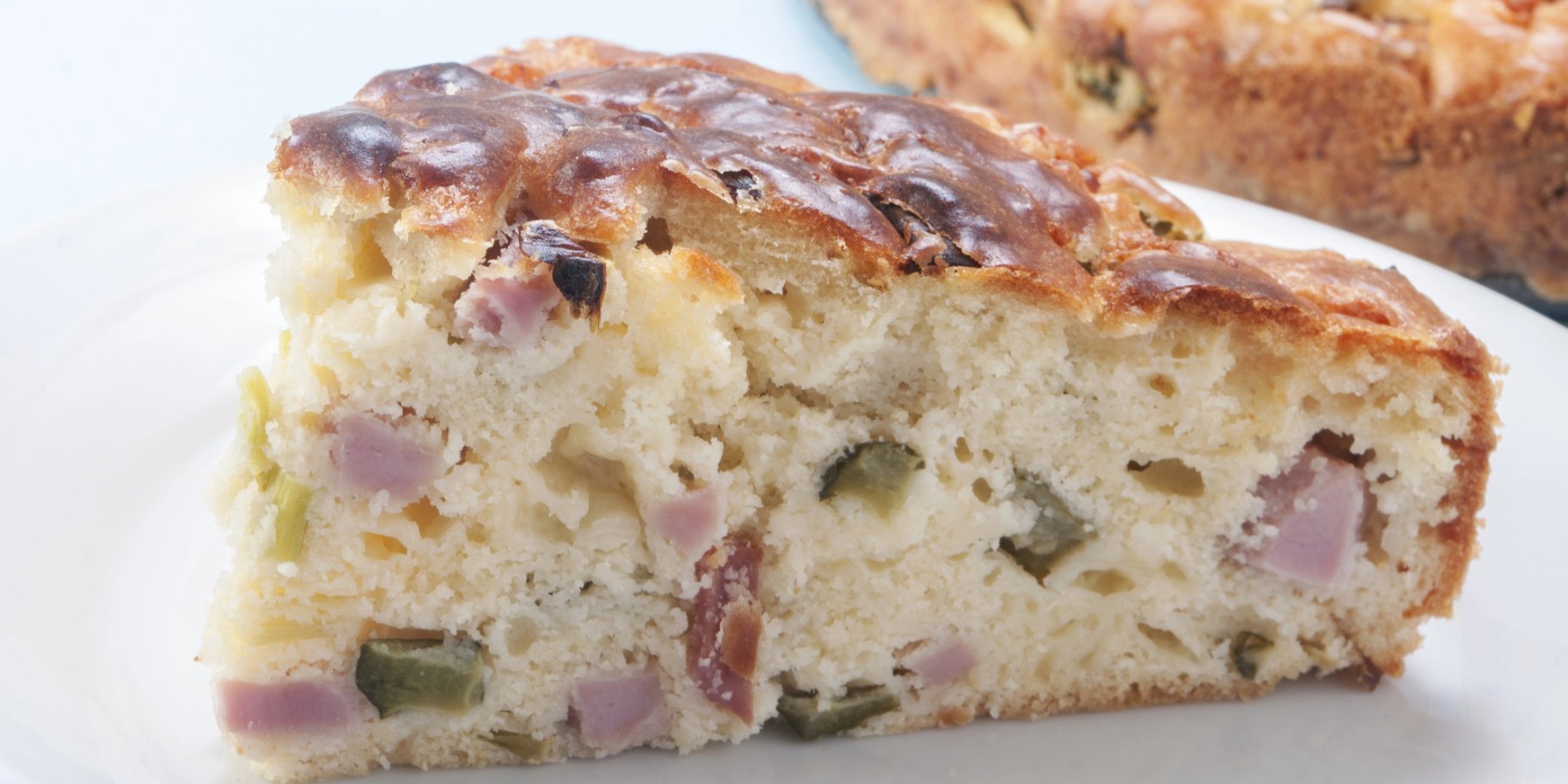 Солоний торт з салямі і сиром