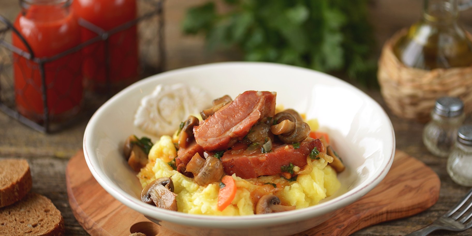 Гриби з копченою свинячою грудинкою в пиві