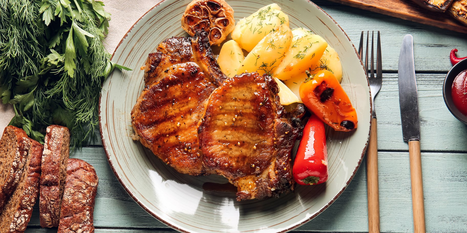 Стейки с луковым джемом