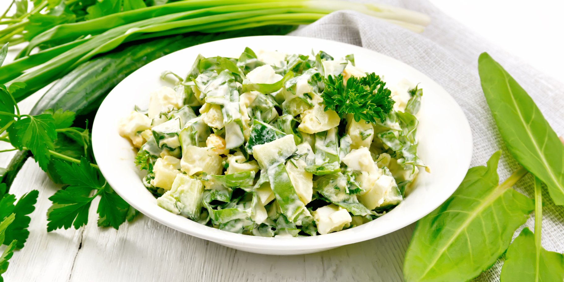 Картофельный салат со щавелем и соленым огурцом