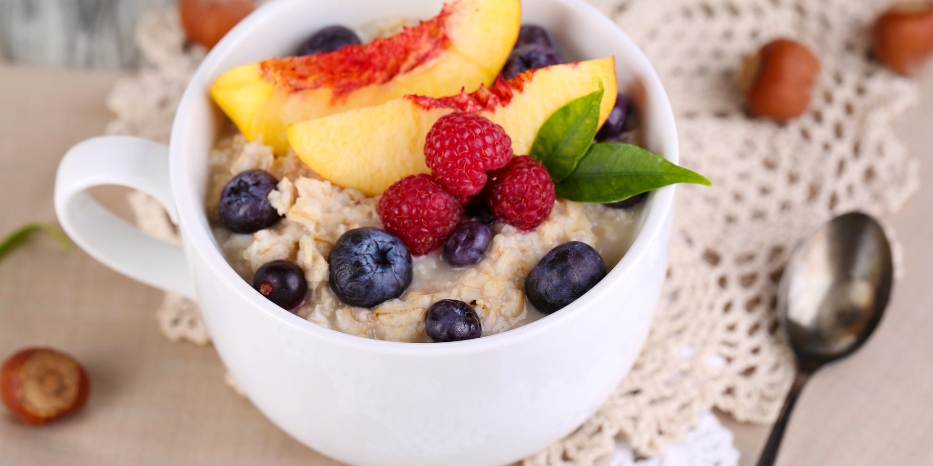 Вівсянка з фруктами в чашці