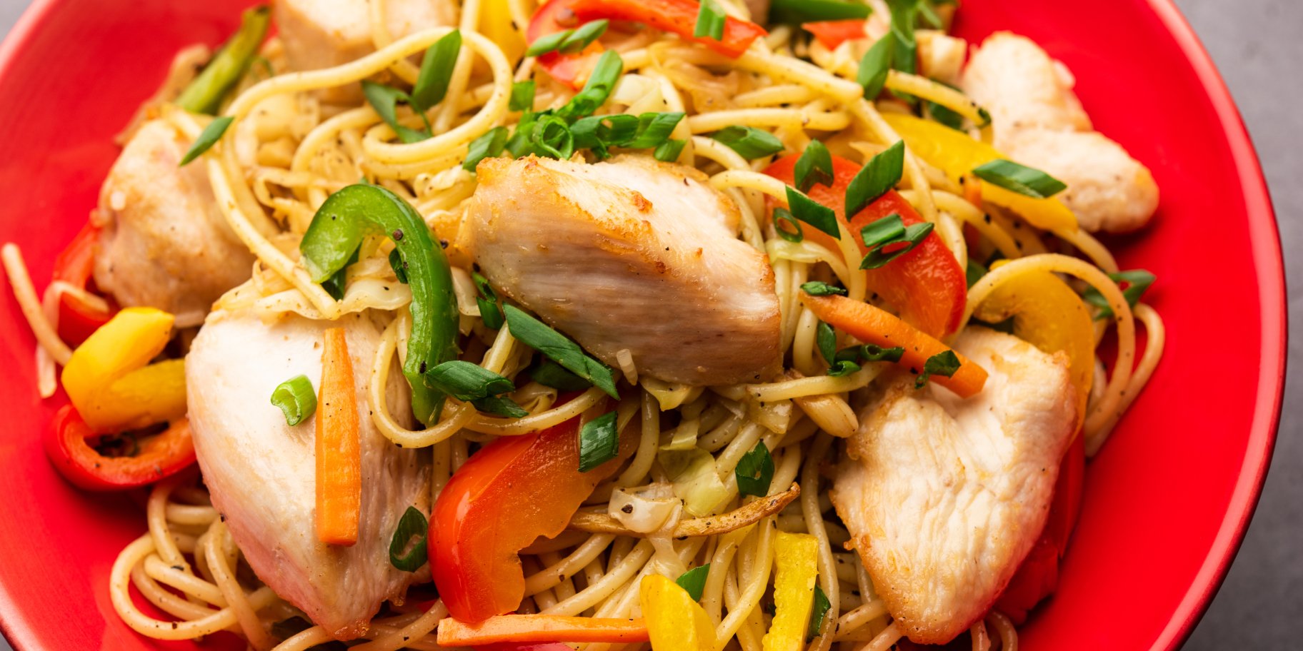 Спагеті з куркою та овочами
