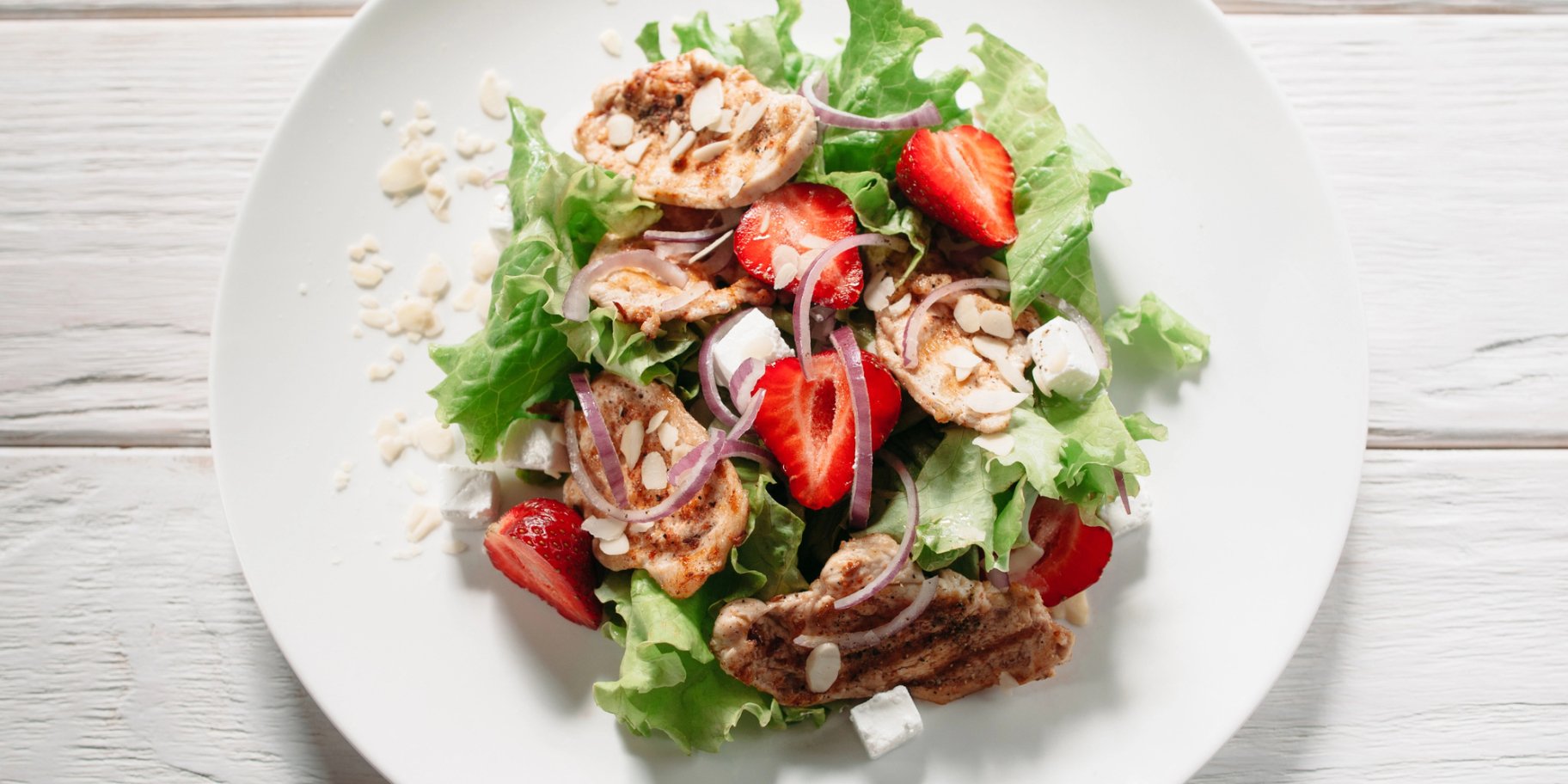 Салат з курятиною та полуницею