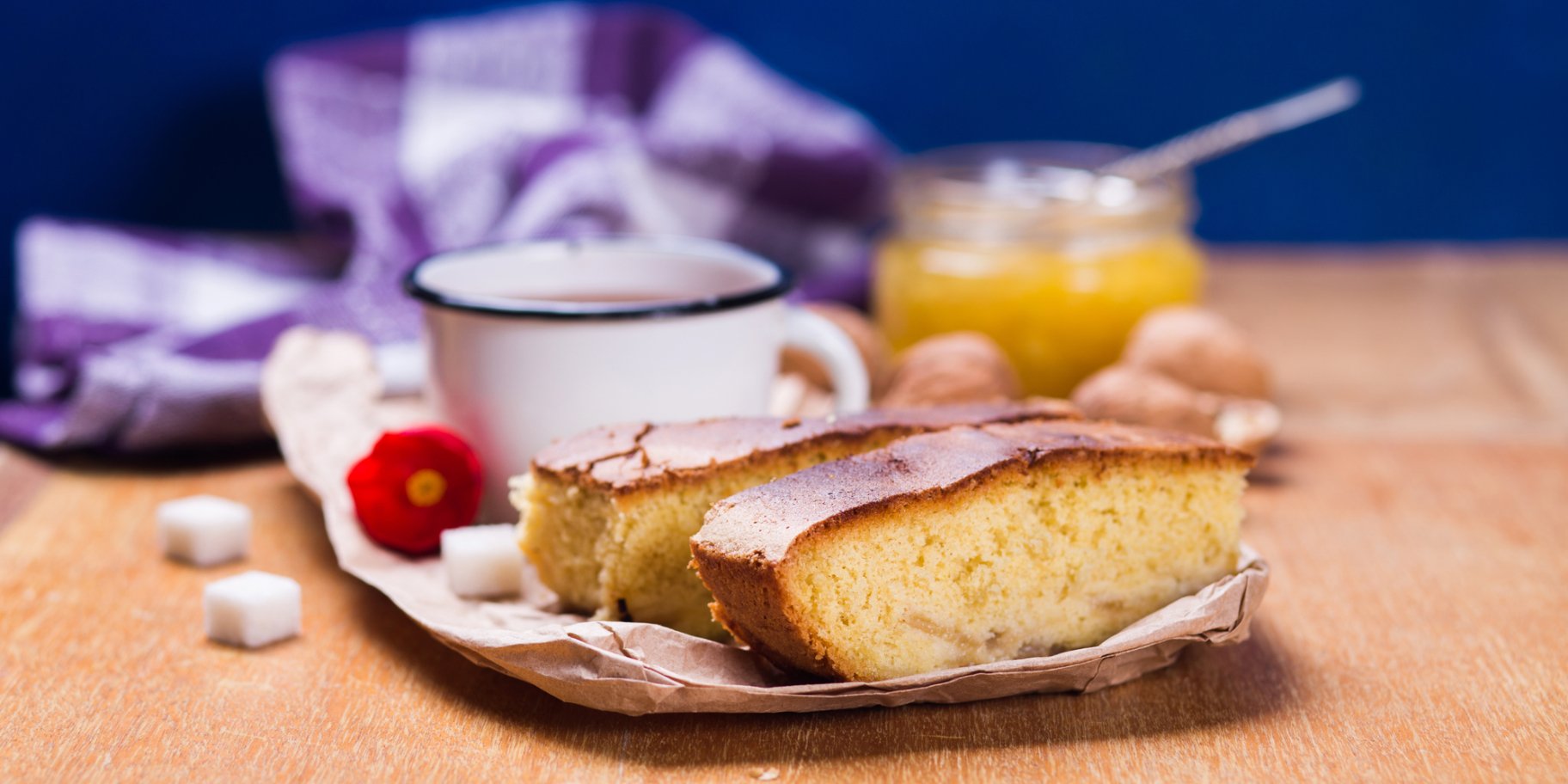 рулет з варенням, чай