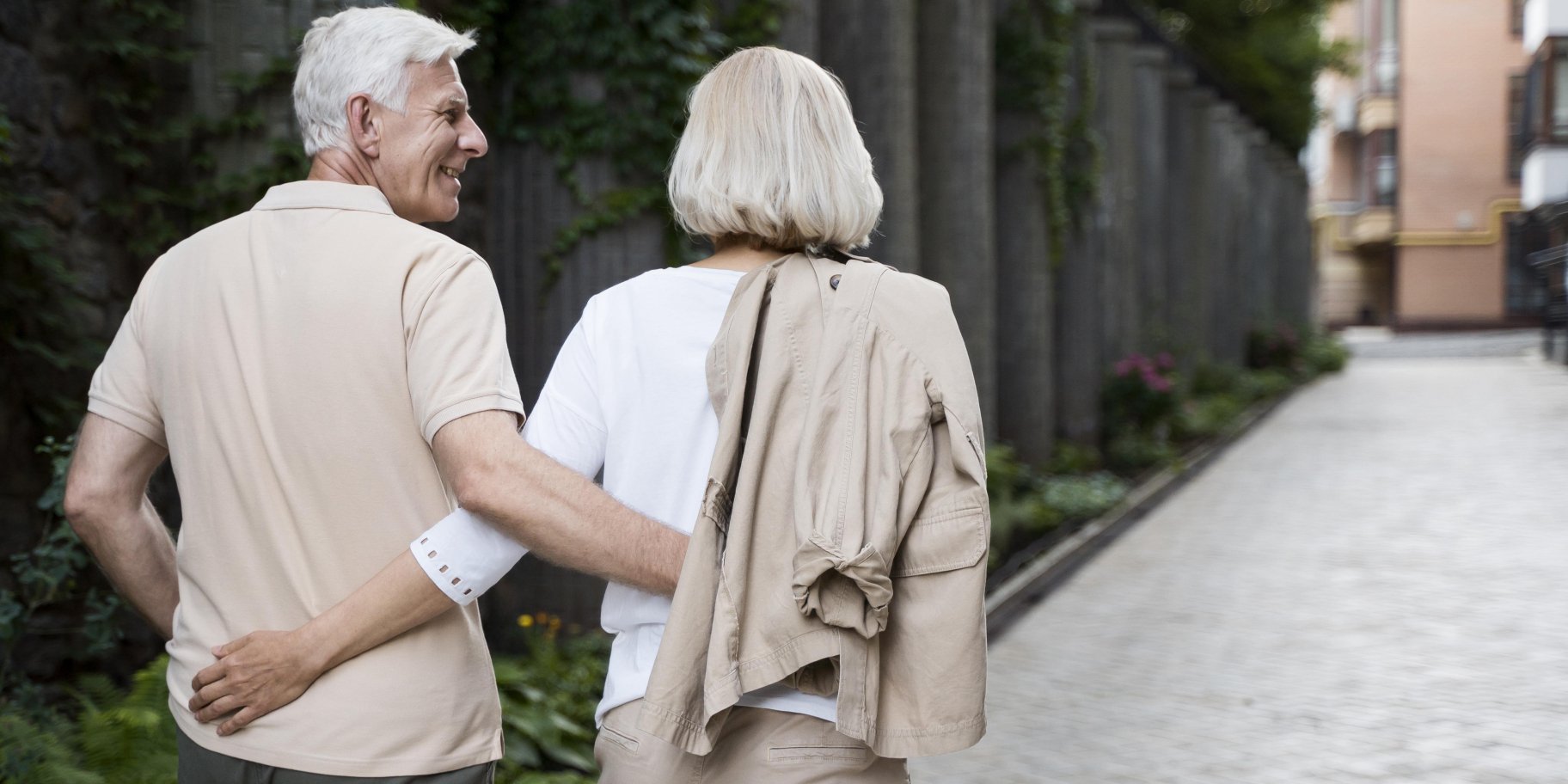 Літня пара на прогулянці