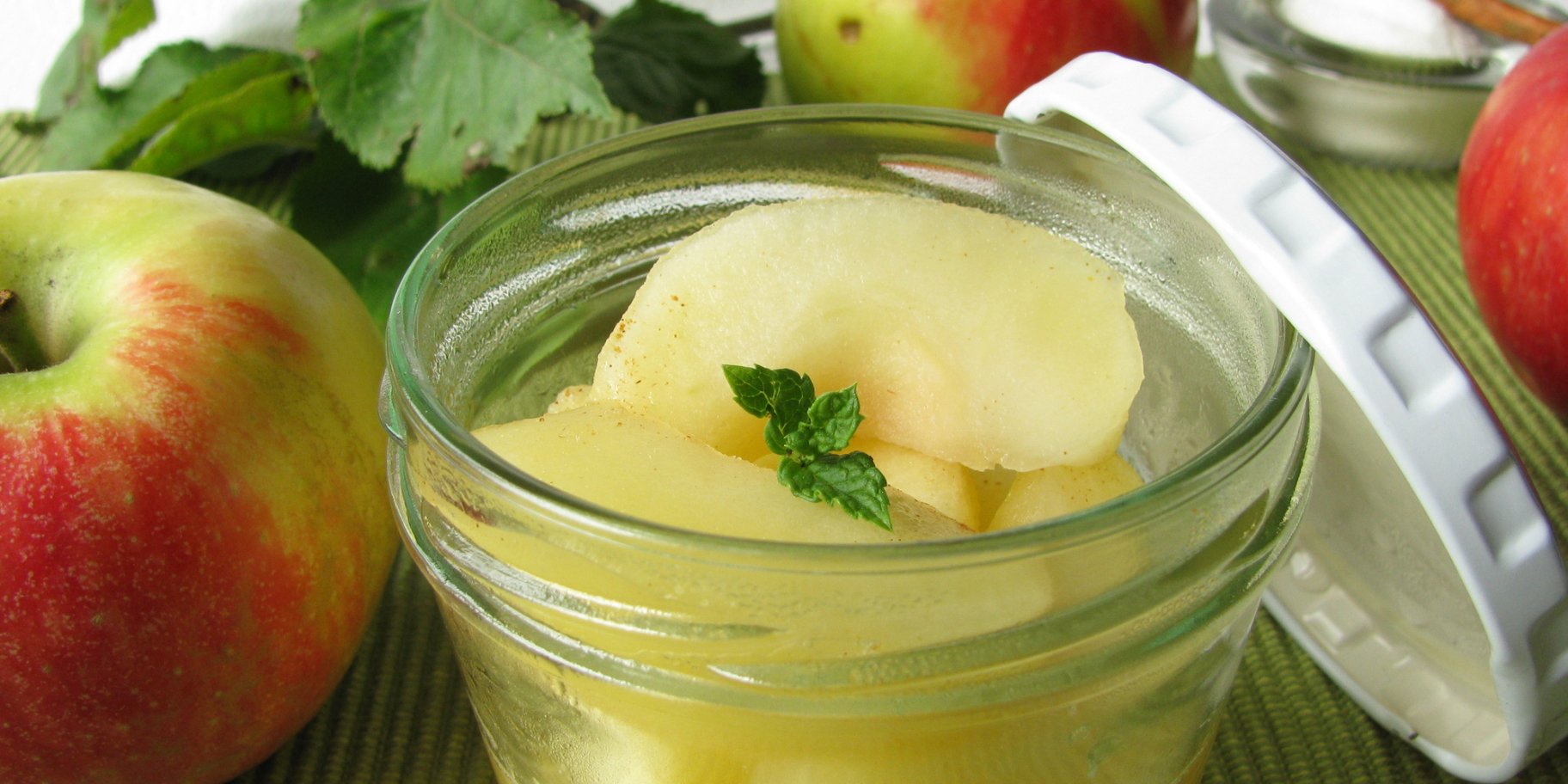 Яблука у власному соку