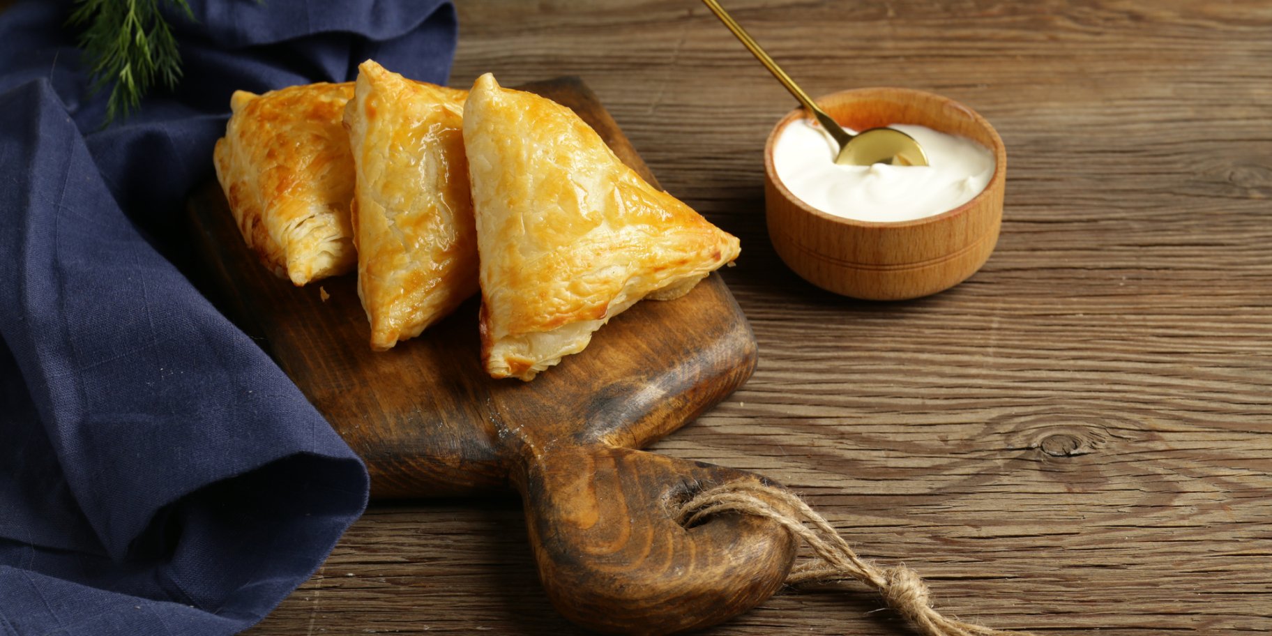 Жареные пирожки из слоеного теста