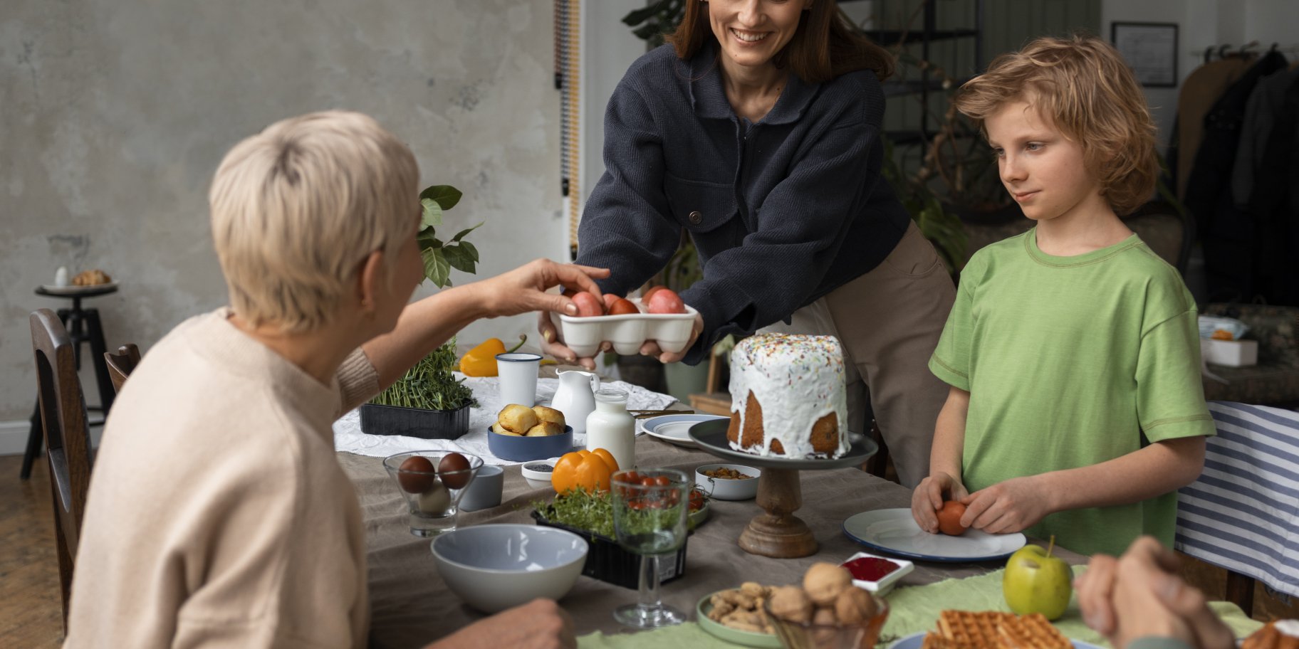 Сім'я за великоднім столом