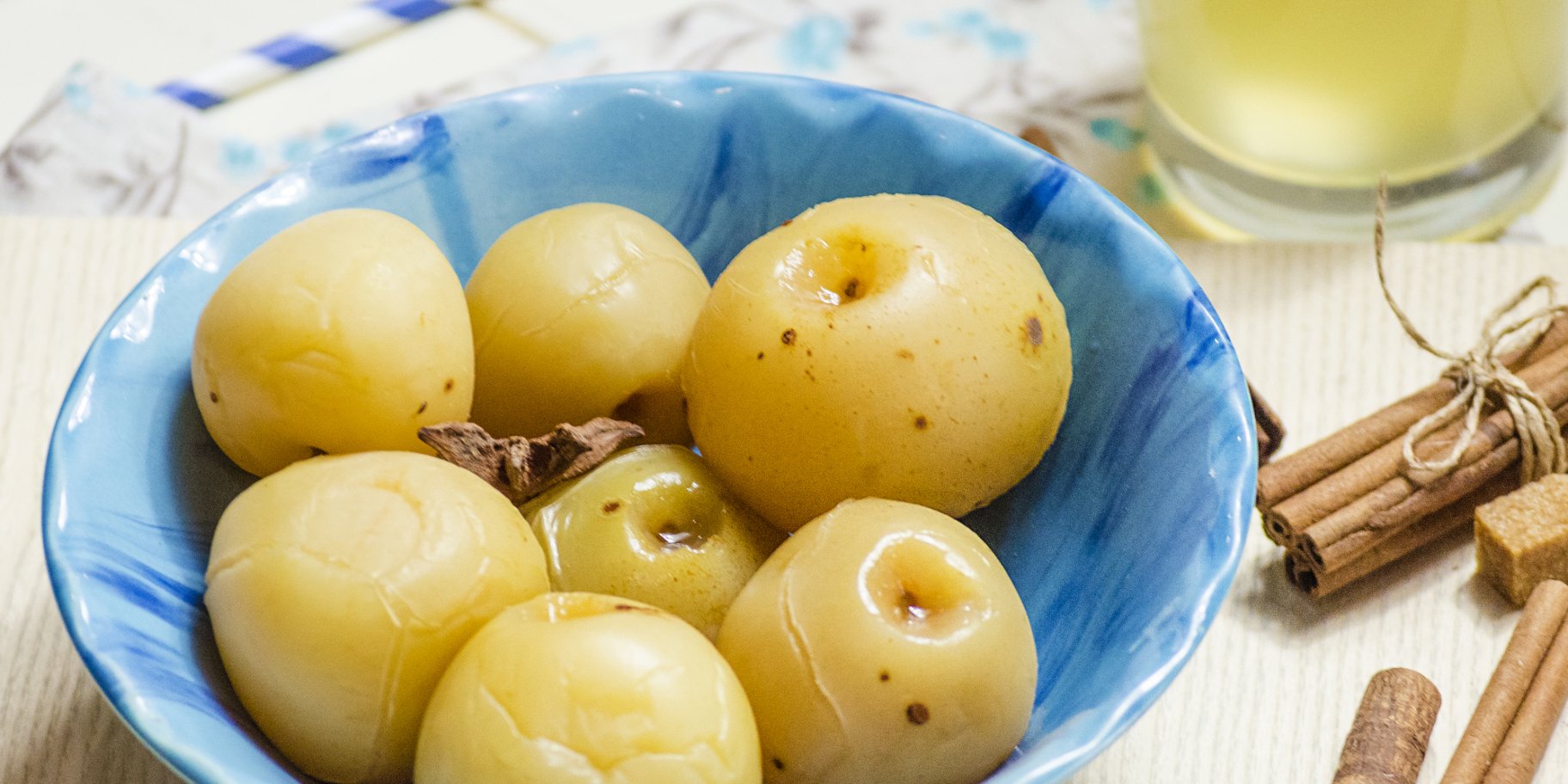 Яблука білий налив