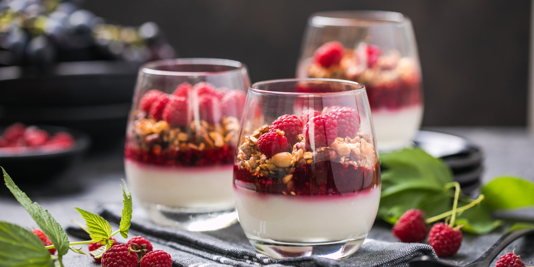 Багатошаровий сирно-малиновий десерт