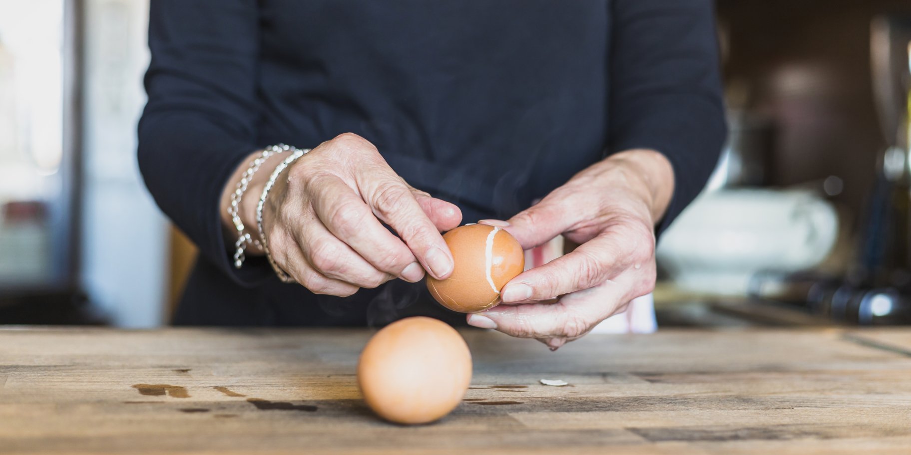 Чистити варені яйця