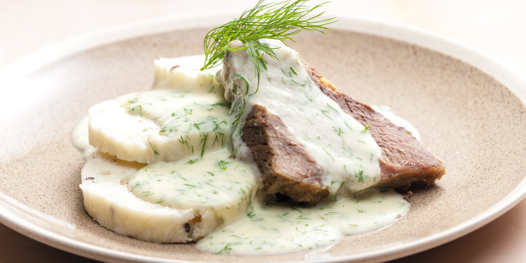 Телятина з кроповим соусом