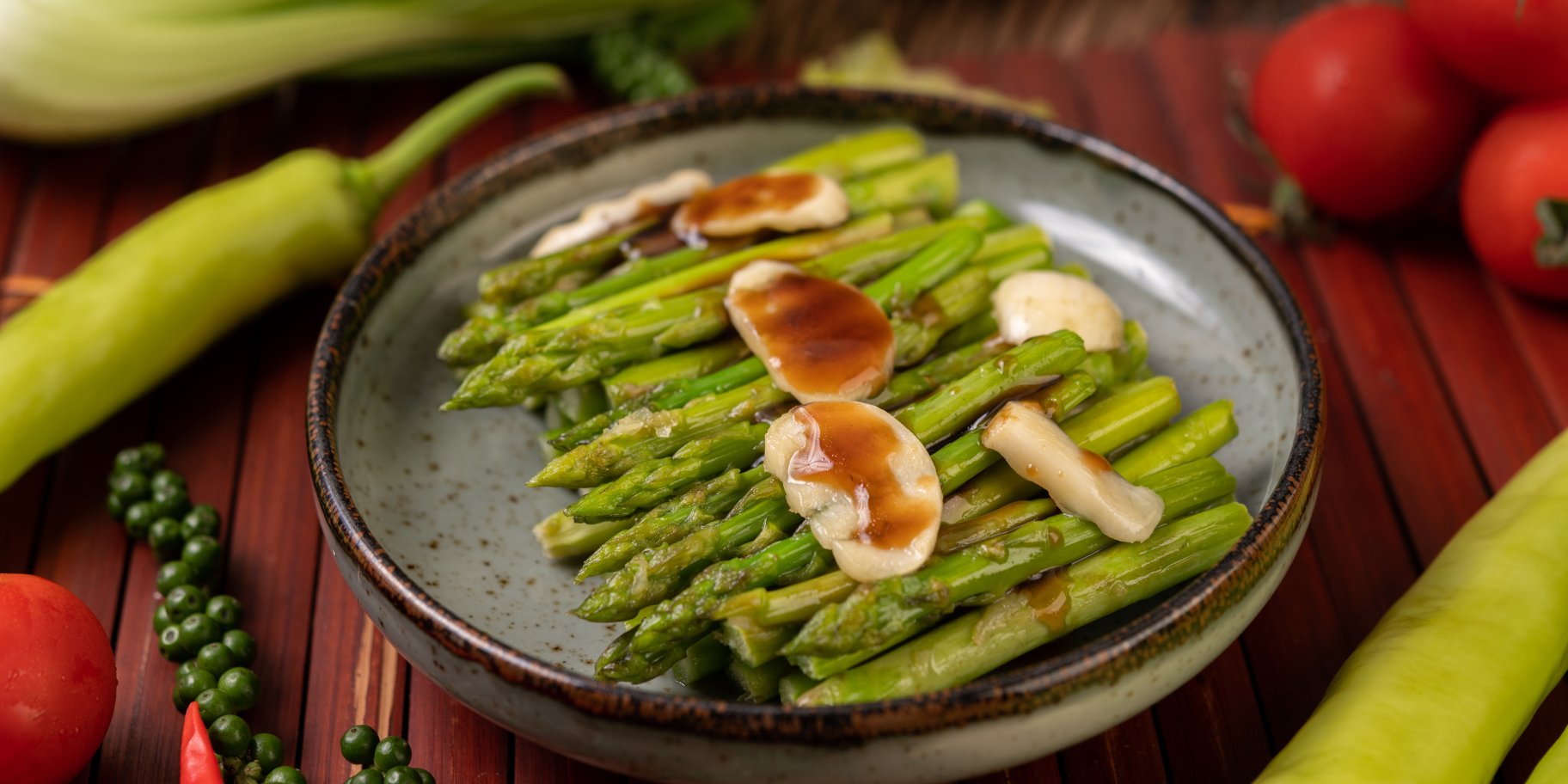 Спаржа на сковороді з лимоном і мигдалем