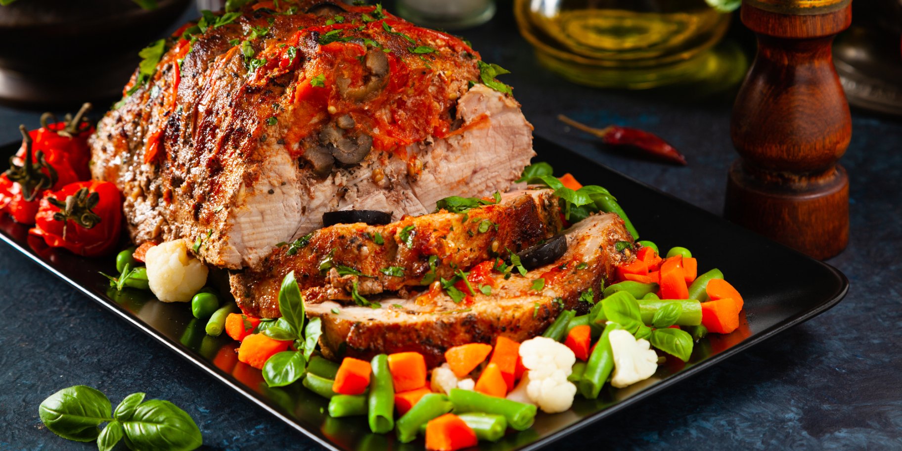 Рулет из свинины с перцем