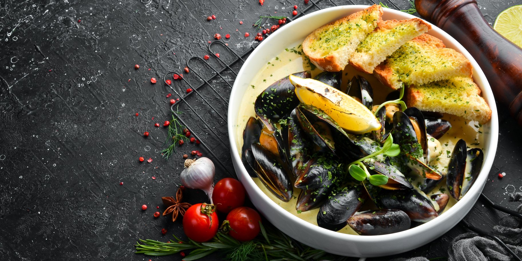 Мидии в раковинах в соусе