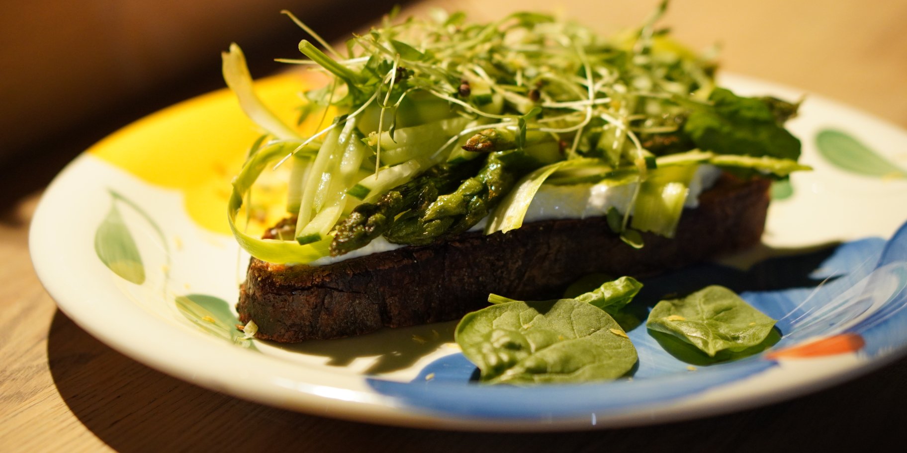 Тост гречаний з ікрою оселедця та спаржею