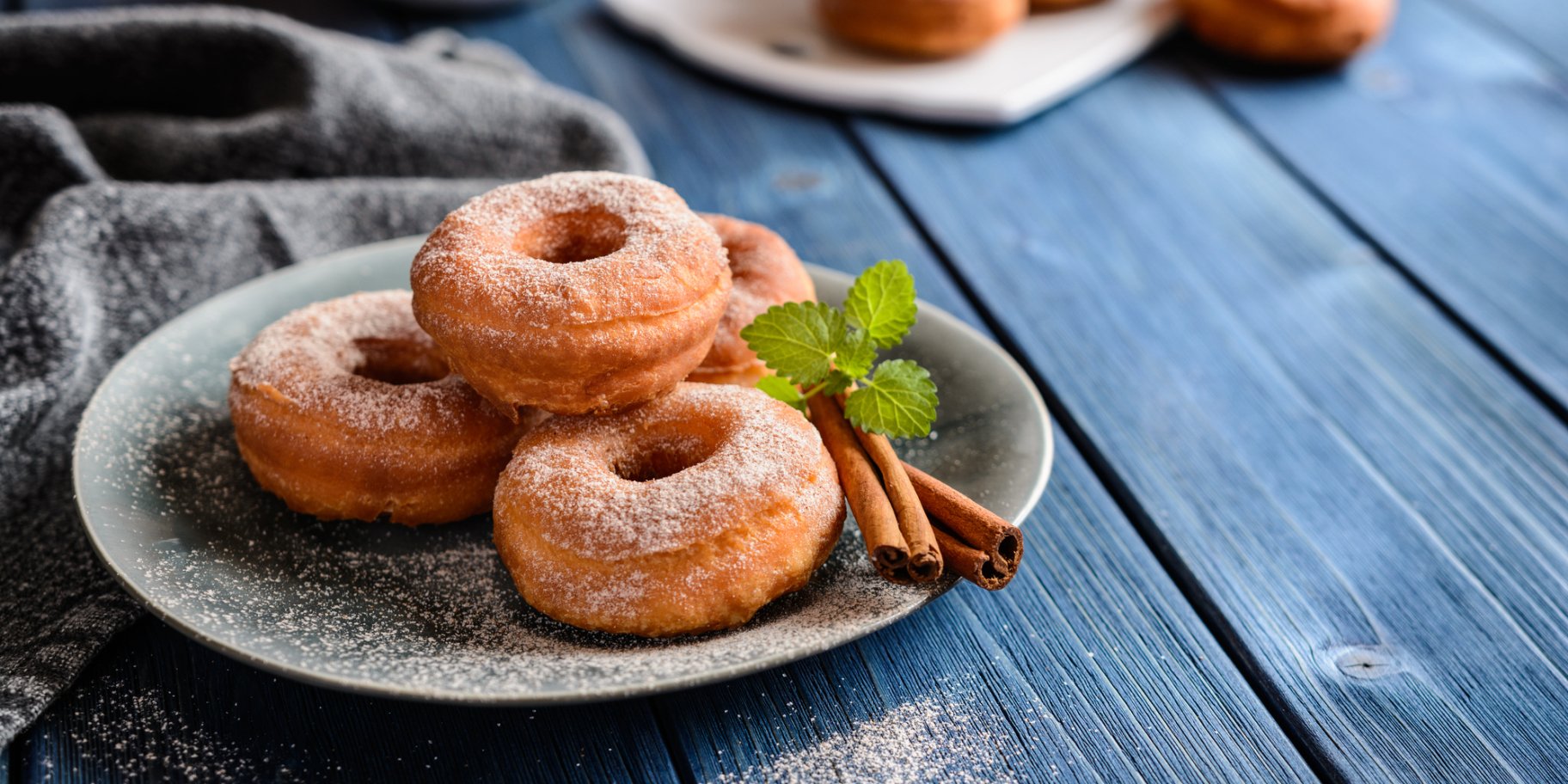 Пончики на тарілці