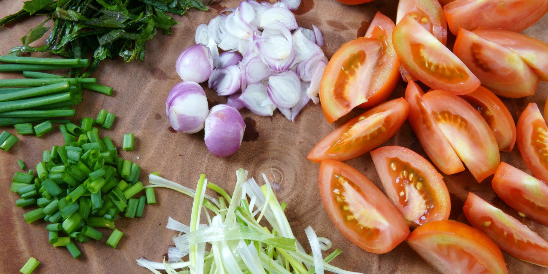 Нарізані овочі і зелень