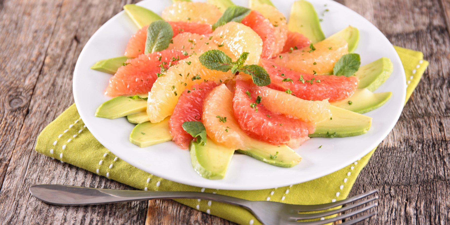 Нарізаний грейпфрут і авокадо