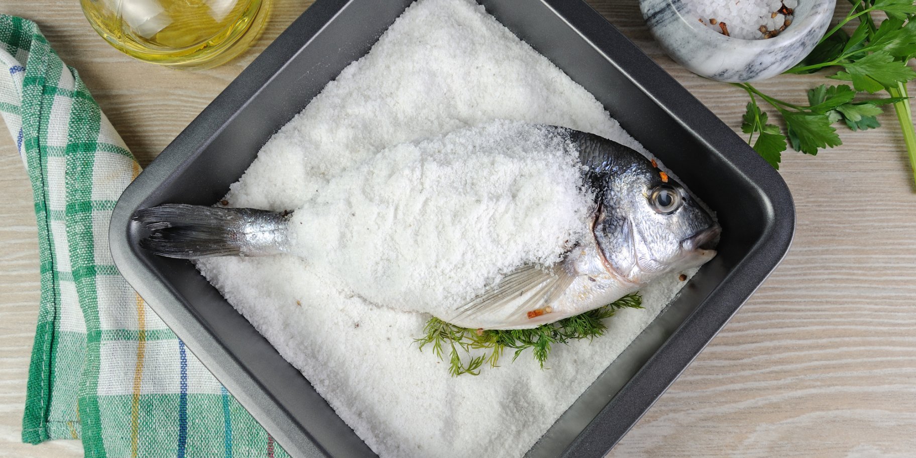 Запечений дорадо в солі