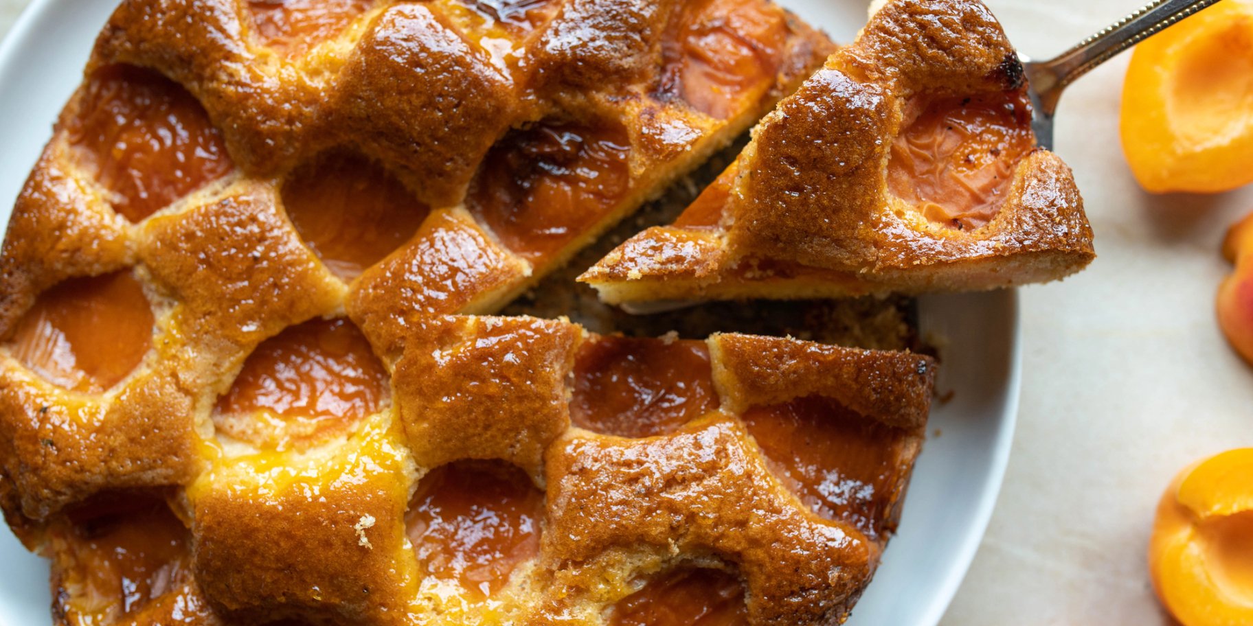 Шарлотка з абрикосами