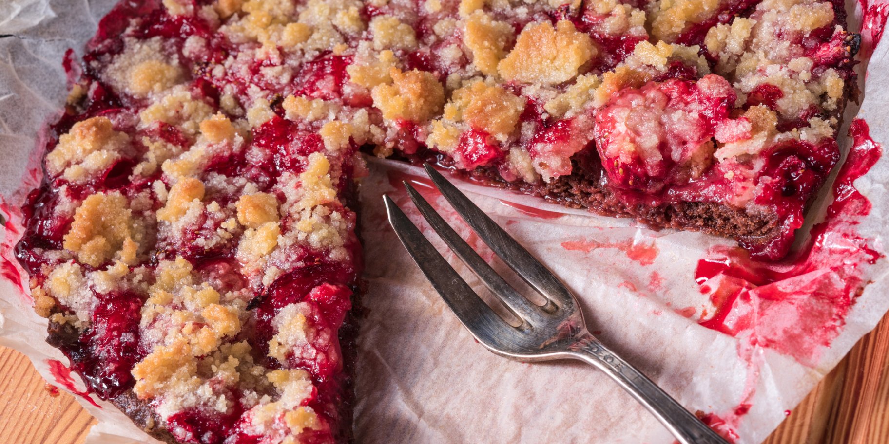 Пиріг з полуницею і штрейзелем