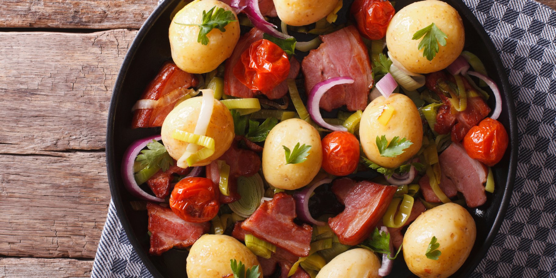 Молода картопля із шинкою і овочами