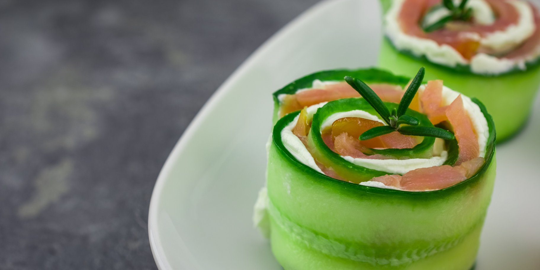 Рулетики з огірка та копченого лосося