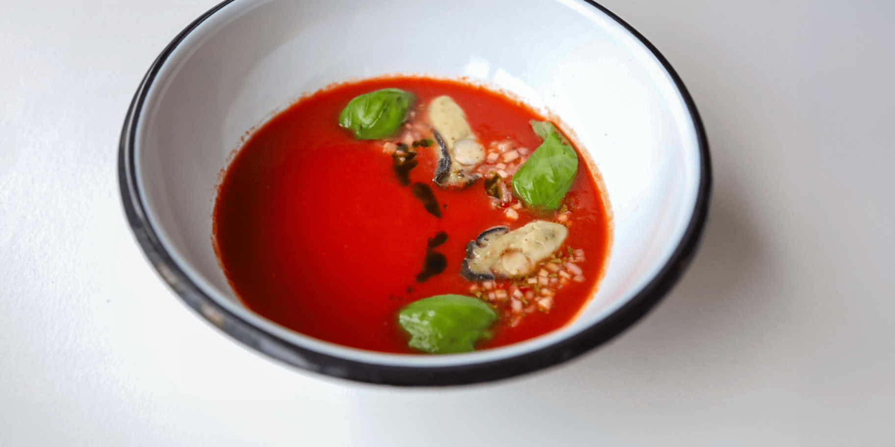 Томатний гаспачо з устрицями