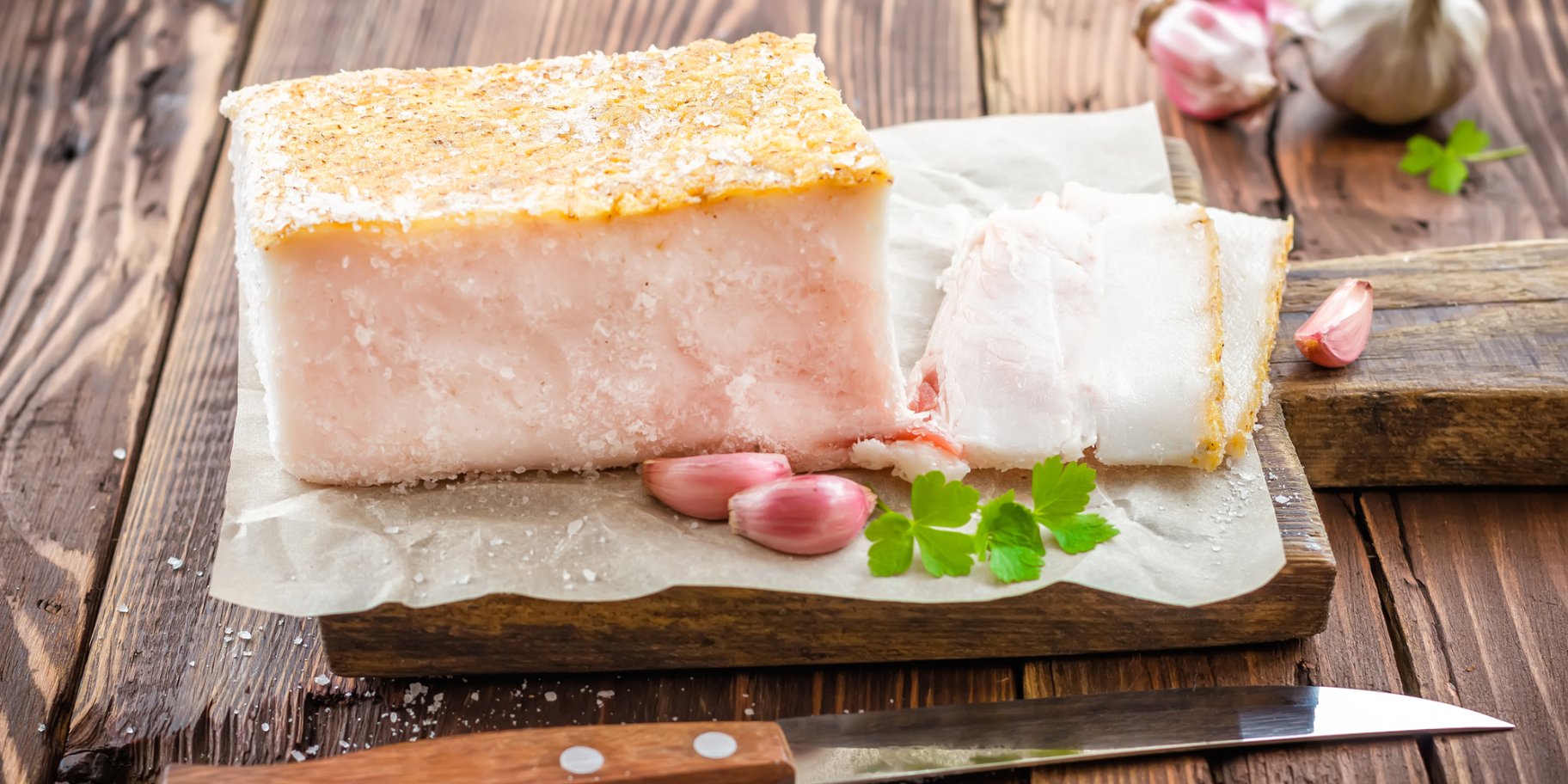 Засоленное сало в банке