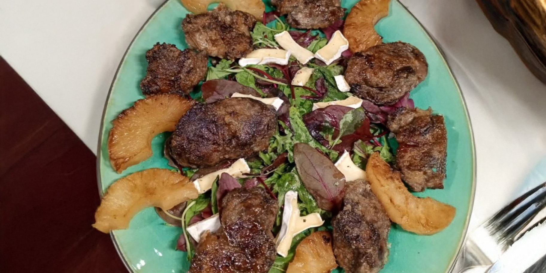 Теплий салат з печінкою та ананасами