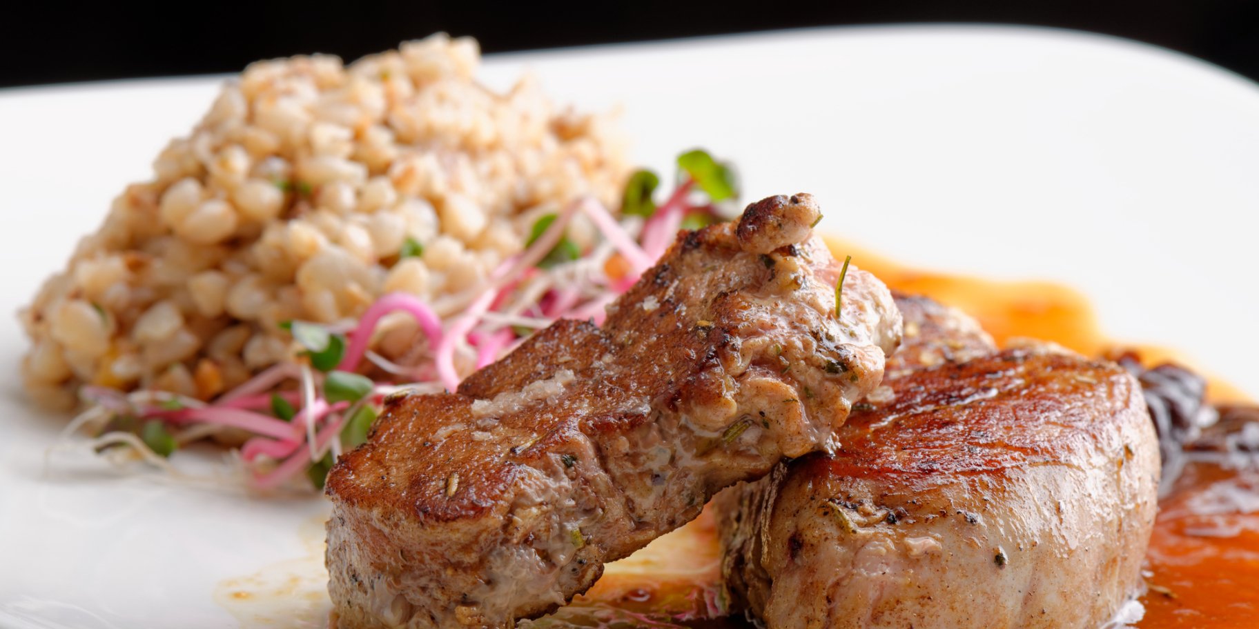 Свиная вырезка с летним кабачковым кус-кусом