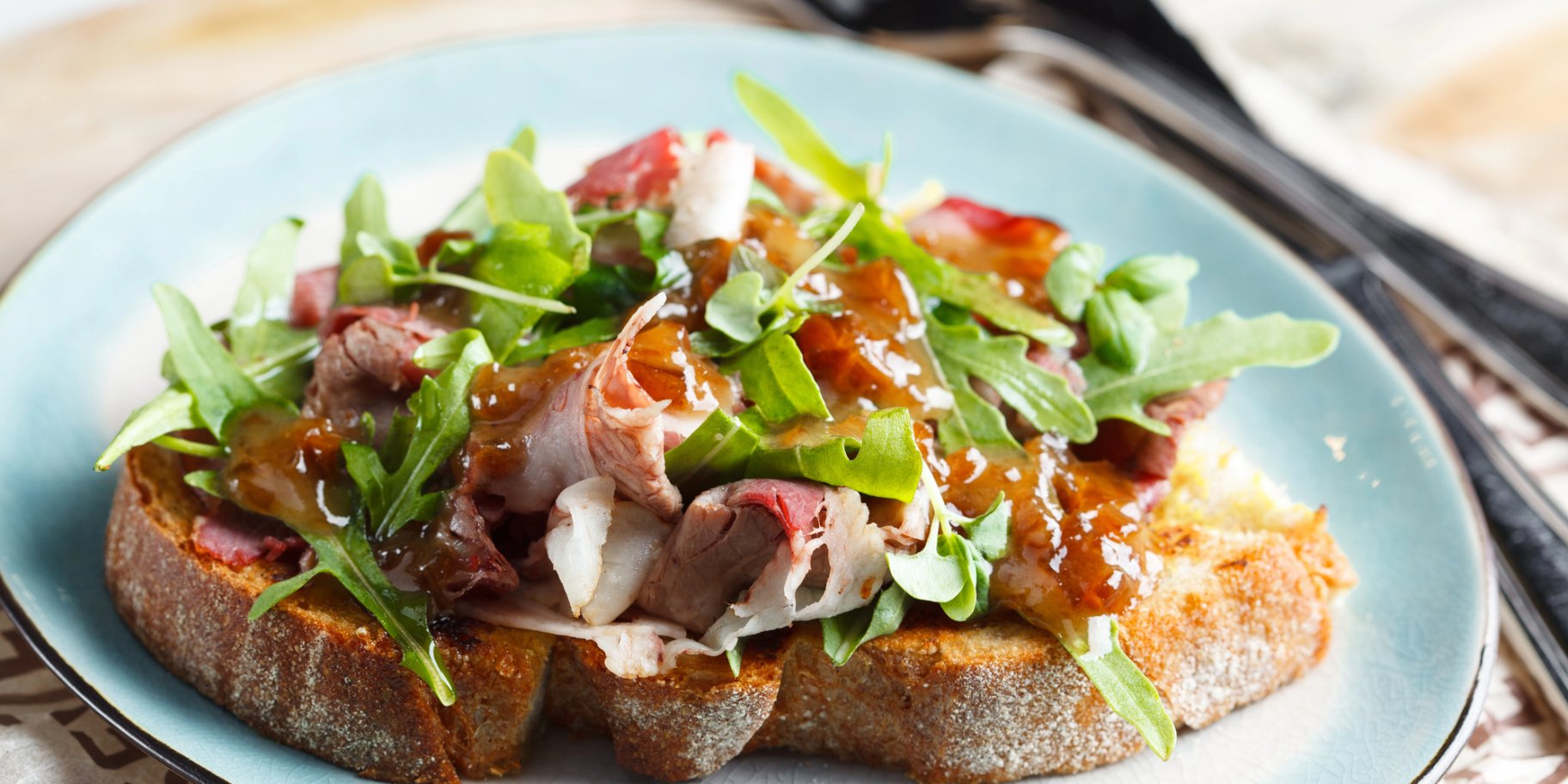 Брускети з яловичиною