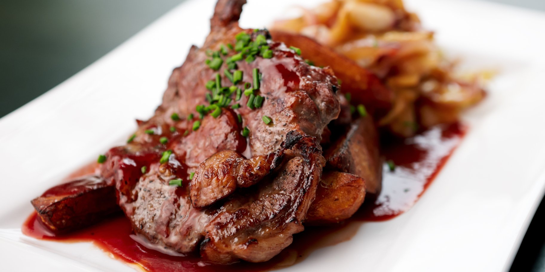 свиняча відбивна під соусом