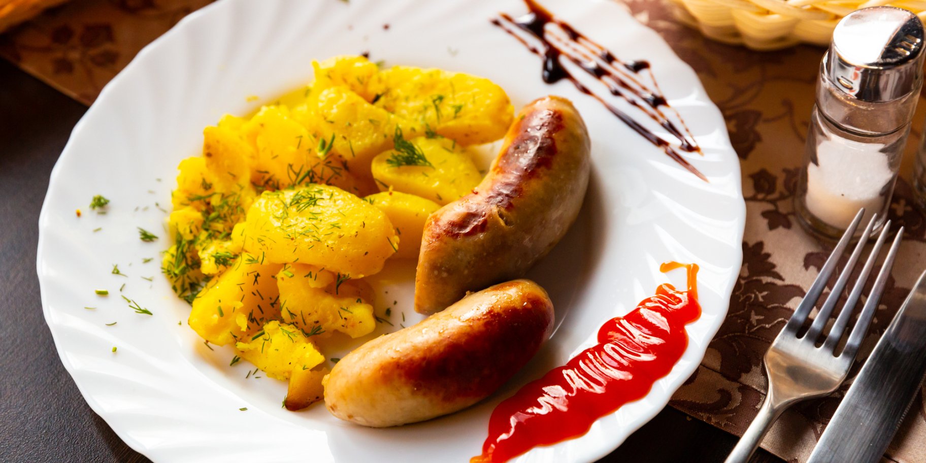 відварна картопля з ковбасками