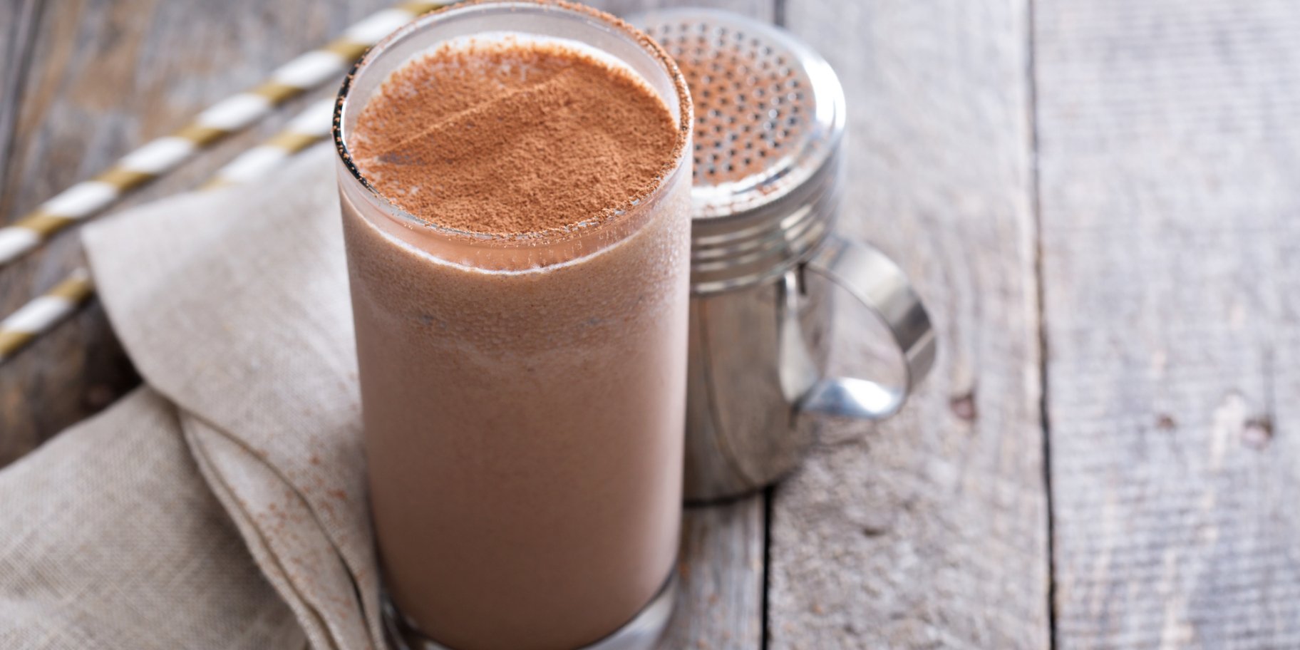 Шоколадное смузи с финиками