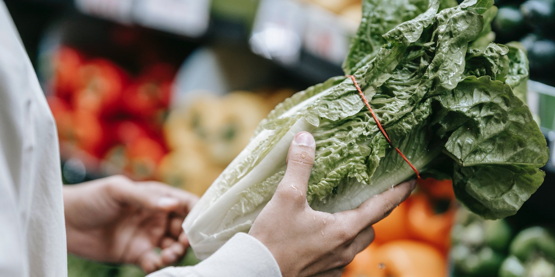 Жінка обирає овочі