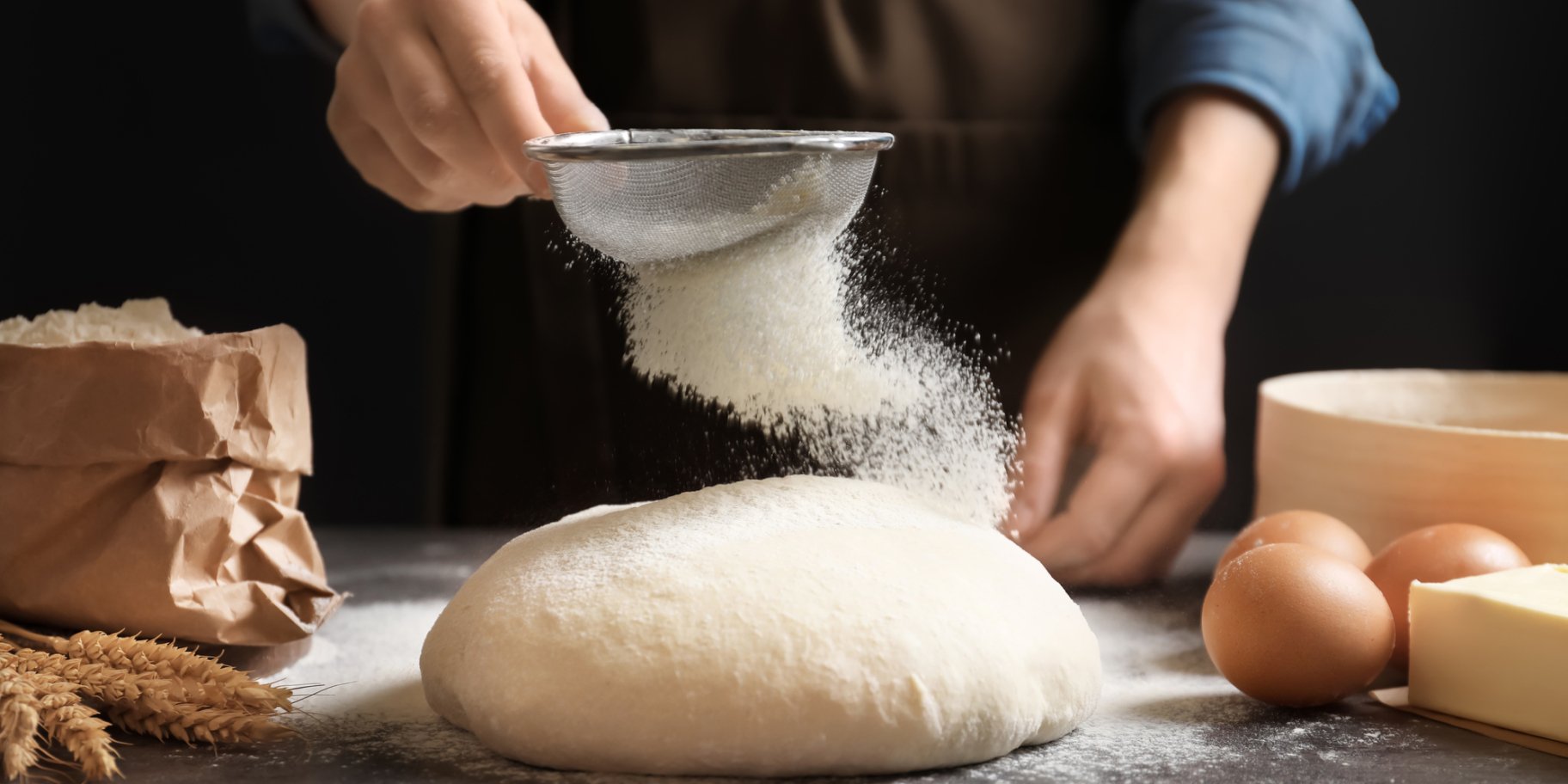 Людина просіює борошно