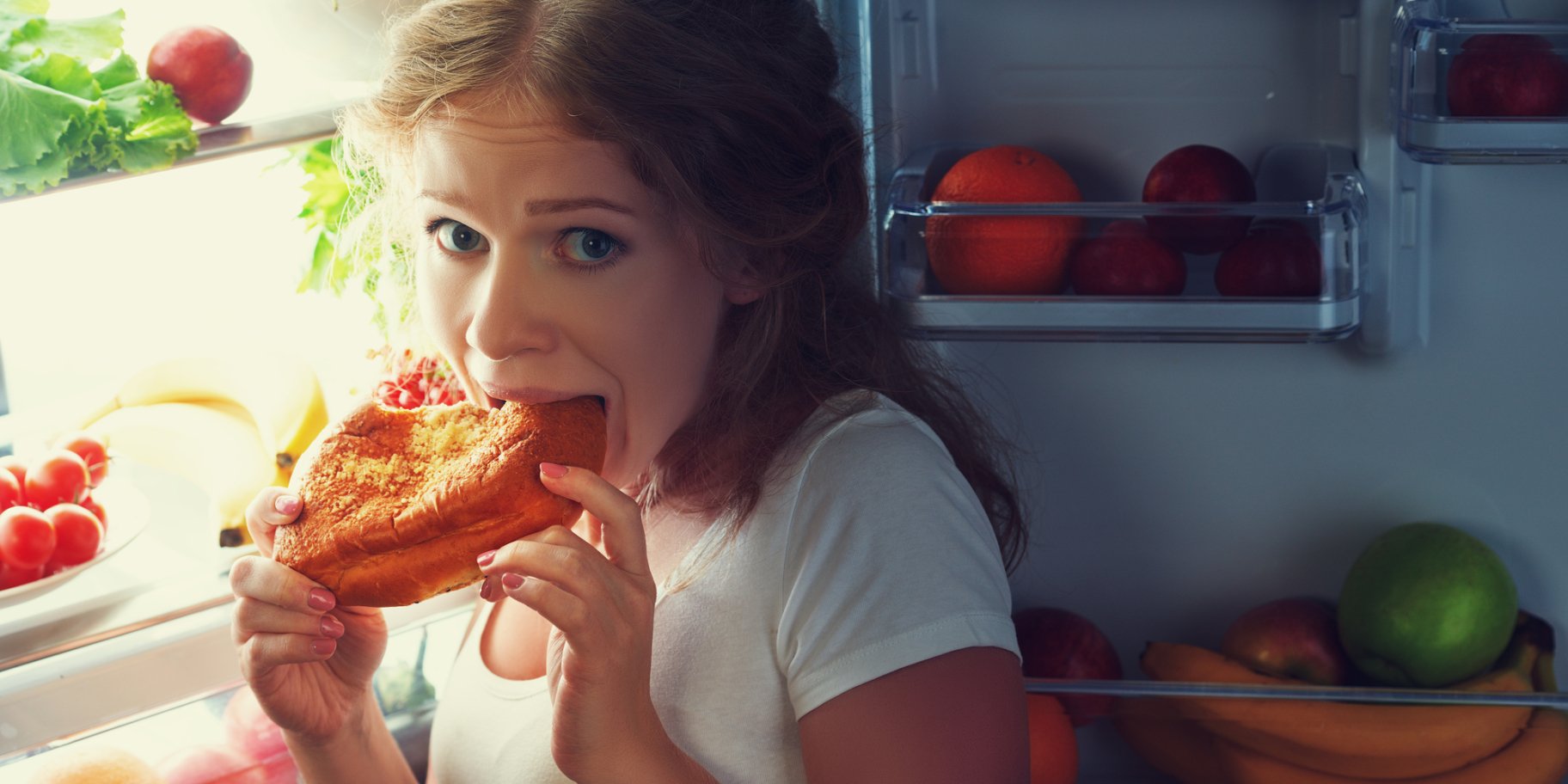 Жінка їсть уночі