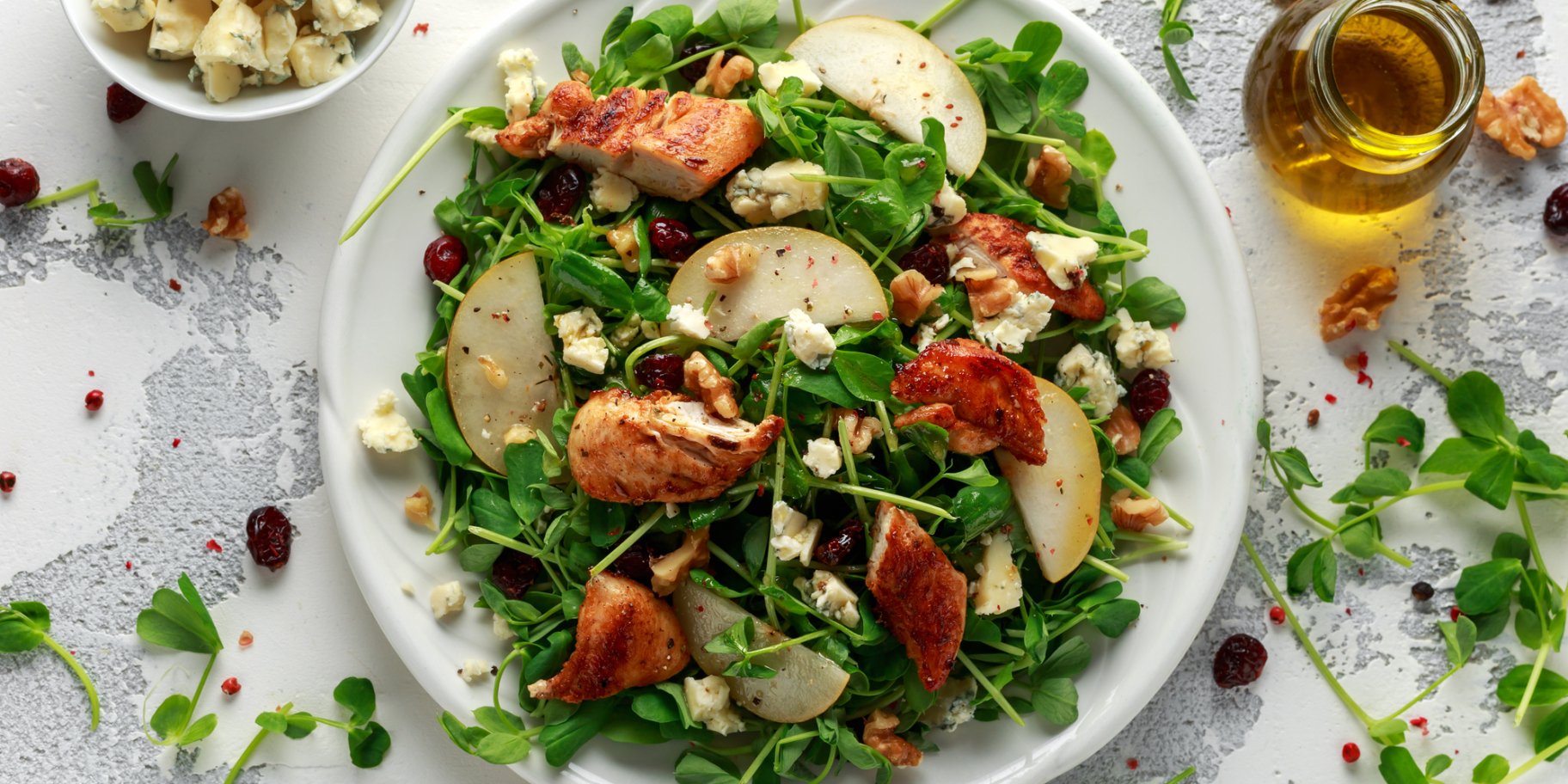 Салат из копченого куриного филе с моцареллой